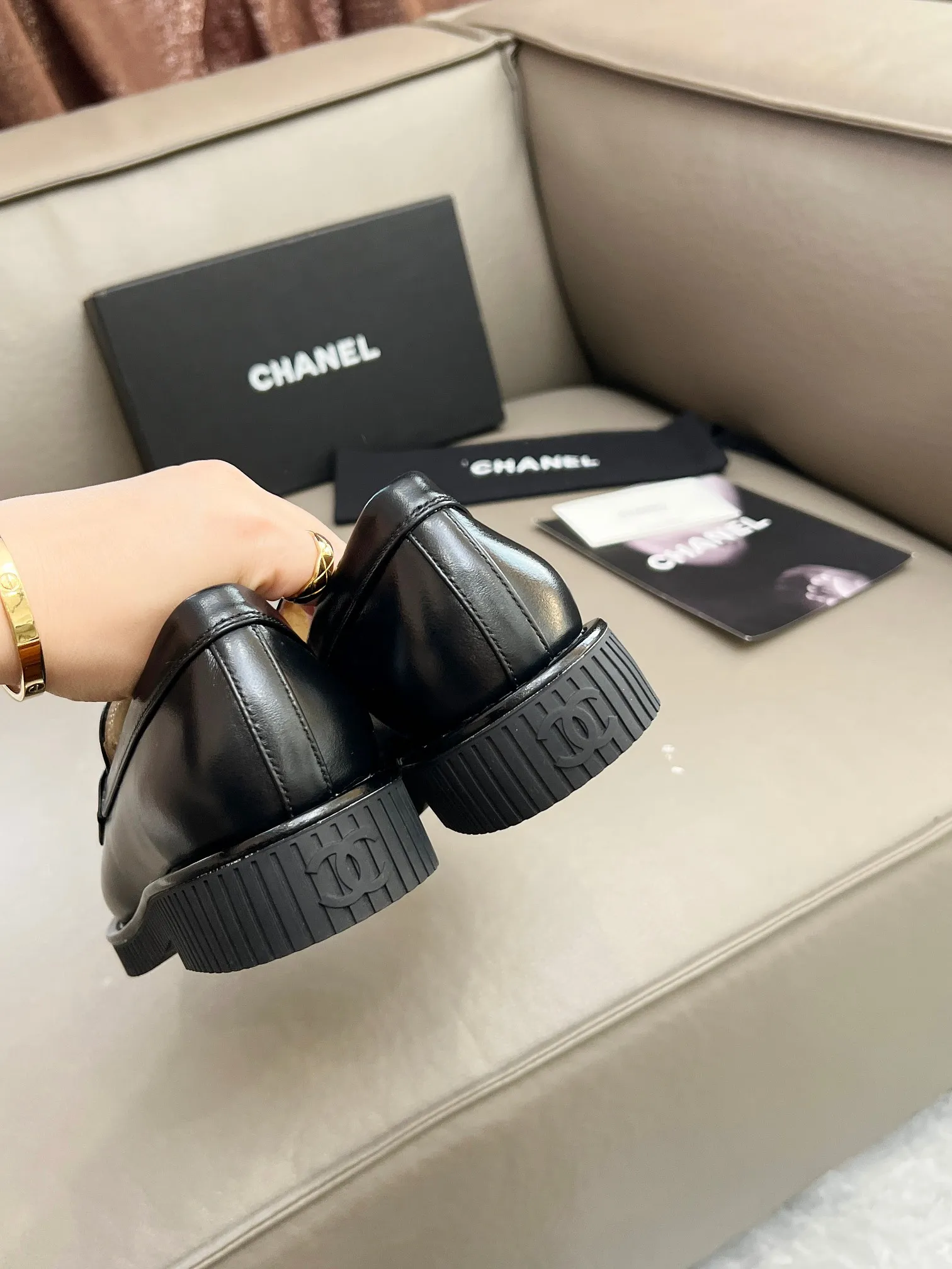 👟👟Ex-factory price 540👟👟 CHANEL Loafers Chanel2025 Chanel's latest 🆕loafers, unique craftsmanship. Versatile and slimming, paired with helloketty bow accessories, these are loafers and socks that are very attractive. They look great with any combination! Upper: Imported calfskin, oil leather Lining: Mixed sheepskin Outsole: Italian genuine leather injection molded outsole Heel height: 2cm Size: 35-40 (40. Customization is not returnable)